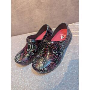 Anywhere Waterproof slipon clogs size 6.